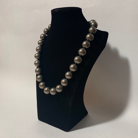 Elegant Shell Pearl Necklace with Magnetic Clasp in Silver Teal 15mm - Picture 4 of 8